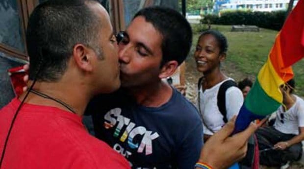 Cuba: Gay kiss-in marks Pride in Havana