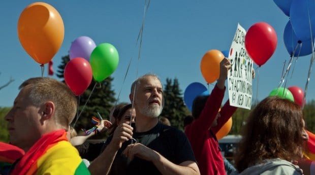 Rainbow Flashmob marks IDAHOT in St Petersburg, Russia