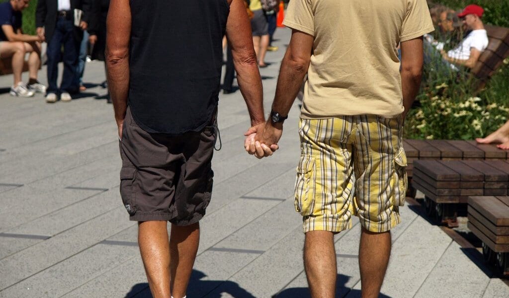 How many gay and bisexual men live in Vancouver?