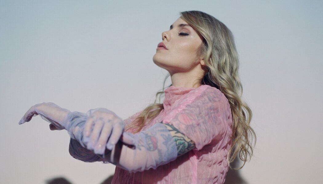 Under scarlet lights, Coeur de pirate’s lyrical disco gets our hearts pumping