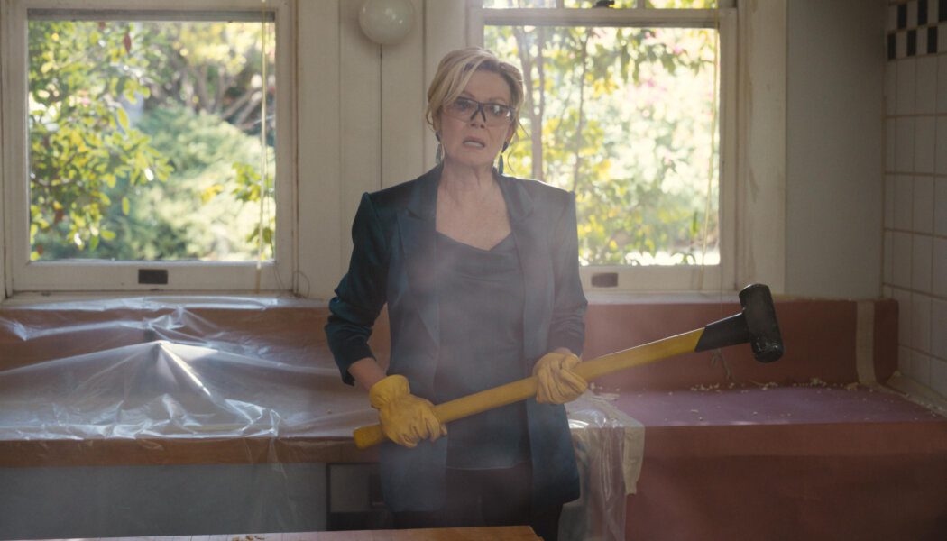 Jean Smart on 'Hacks' holding a large hammer.