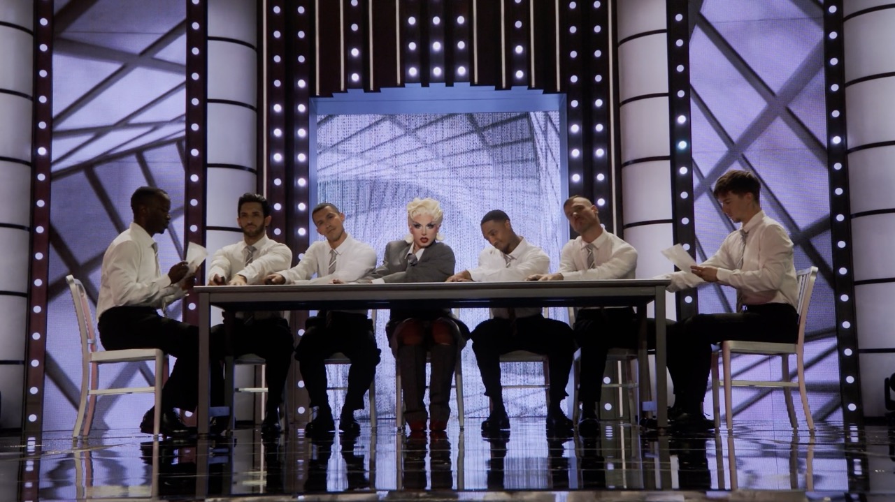 Nini Coco with backup dancers